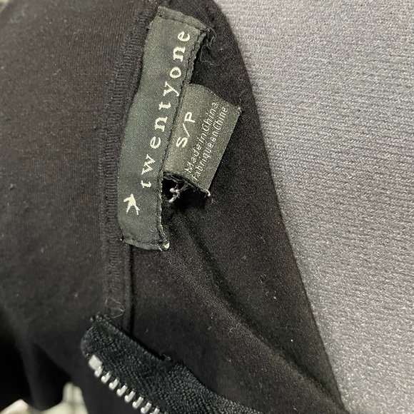 TWENTYONE women’s black floral neckline blouse size S preloved condition - Picture 10 of 11